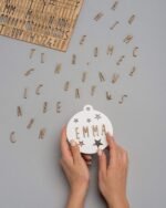 Bola de Navidad Madera Personalizada Vintiun - Imagen 2